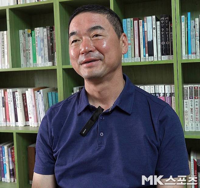 정욱식 대표는 수원 FC 위민과 내고향여자축구단의 경기에서 공동 응원단 단장을 맡았다. 사진=이근승 기자