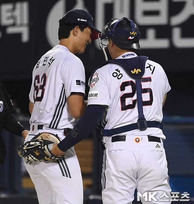 19일 서울 잠실야구장에서 ‘2026 프로야구’ NC 다이노스와 두산 베어스의 경기가 열렸다. 7회초 마친 최민석과 양의지가 이야기를 나누고 있다. 사진(잠실 서울)=천정환 기자