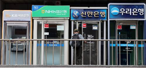 (서울=뉴스1) 김진환 기자 = 3일 금융권에 따르면 KB·신한·하나·우리금융 등 4대 금융이 공개한 올해 1분기 말 추정손실 규모는 총 2조9963억원으로 집계됐다. 사진은 이날 서울 도심에 설치된 은행 ATM기. 2026.5.3/뉴스1 Copyright (C) 뉴스1. All rights reserved. 무단 전재 및 재배포, AI학습 이용 금지. /사진=(서울=뉴스1) 김진환 기자