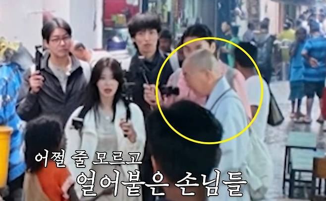 지난 19일 첫 방송된 SBS 예능프로그램 '법륜로드 스님과 손님'에서는 인도 콜카타 길거리에서 구걸하는 소녀와 마주친 법륜스님이 돈이나 먹을 것을 주지 않는 모습을 보여 눈길을 끌었다. /사진=SBS '법륜로드 스님과 손님' 방송화면