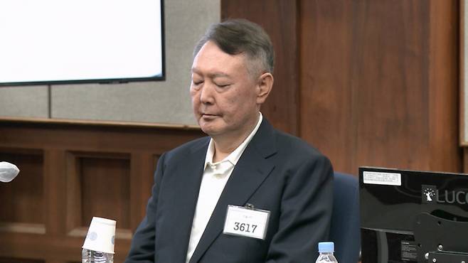 윤석열 전 대통령이 지난해 9월26일 서울 서초구 서울중앙지방법원에서 열린 윤석열 전 대통령에 대한 '특수공무 집행 방해, 직권남용 권리행사 방해 혐의' 재판에서 눈을 감고 있다./사진=뉴시스(서울중앙지방법원 제공 영상 캡처)