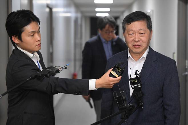 박수근 중앙노동위원회 위원장이 20일 새벽 정부세종청사 중앙노동위원회에서 열린 '삼성전자 2026년 2차 사후조정 2일차 회의'를 정회한 뒤 취재진의 질문에 답변하고 있다. / 사진=공동취재 /사진=(세종=뉴스1) 김기남 기자