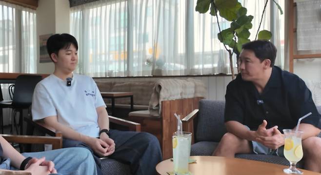 대한종합격투기(MMA)총협회 정문홍 회장이 아시안게임에 출전하는 MMA 국가대표 선수들이 금메달을 획득할 시 총 18억원 포상금을 지급할 것이라고 말했다. 사진은 정 회장(오른쪽)의 모습. /사진=유튜브 채널 가오형라이프 영상 캡처