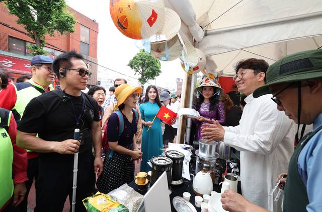 지난해 커피축제에서 커피문화체험을 하는 시각장애인의 모습. 노원구청 제공
