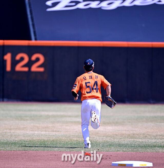 2026년 3월 29일 오후 대전 한화생명볼파크에서 열린 ‘2026 신한 SOL KBO리그' 키움 히어로즈와 한화 이글스의 경기. 한화 중견수 오재원이 수비를 위해 그라운드로 뛰어 들어가고 있다./마이데일리