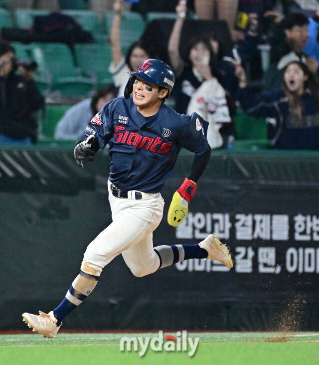 2026년 5월 1일 오후 인천 SSG랜더스필드에서 열린 '2026 신한 SOL KBO리그' 롯데 자이언츠와 SSG 랜더스의 경기. 롯데 1루 주자 장두성이 연장 10회초 2사 1.3루서 박승욱의 2타점 2루타 때 홈으로 뛰고 있다./마이데일리