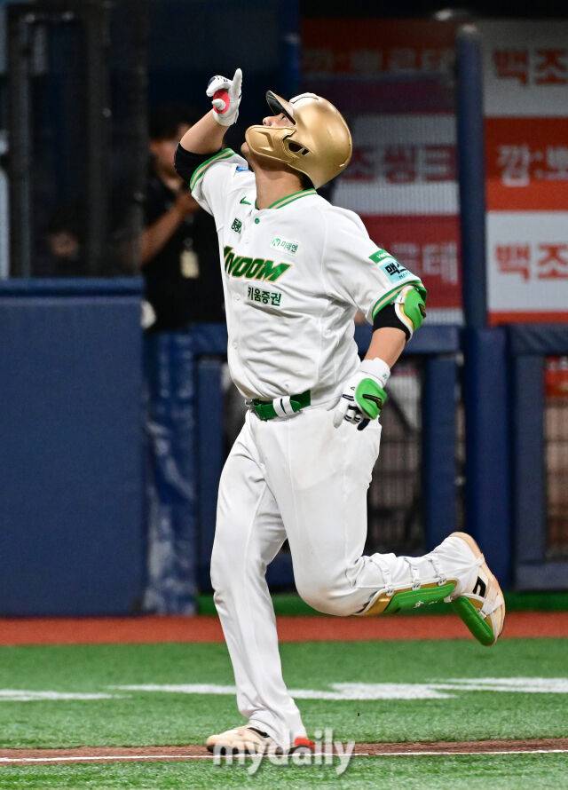 2026년 5월 20일 오후 서울 고척스카이돔에서 열린 '2026 신한 SOL KBO리그' SSG 랜더스와 키움 히어로즈의 경기. 키움 김건희가 8회말 2사 1루서 동점 투런 홈런을 친 뒤 기뻐하고 있다./고척=유진형 기자