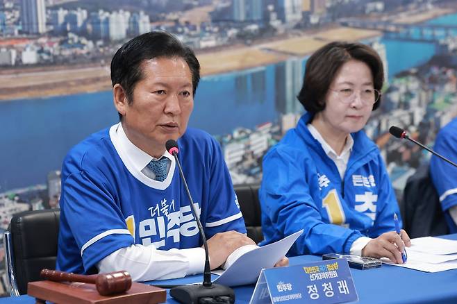 정청래 더불어민주당 대표 겸 총괄상임선거대책위원장이 20일 경기 여주시에 위치한 박시선 여주시장 후보 선거사무소에서 열린 현장 선대위 회의에서 발언하고 있다. 오른쪽은 추미애 민주당 경기지사 후보. [연합]