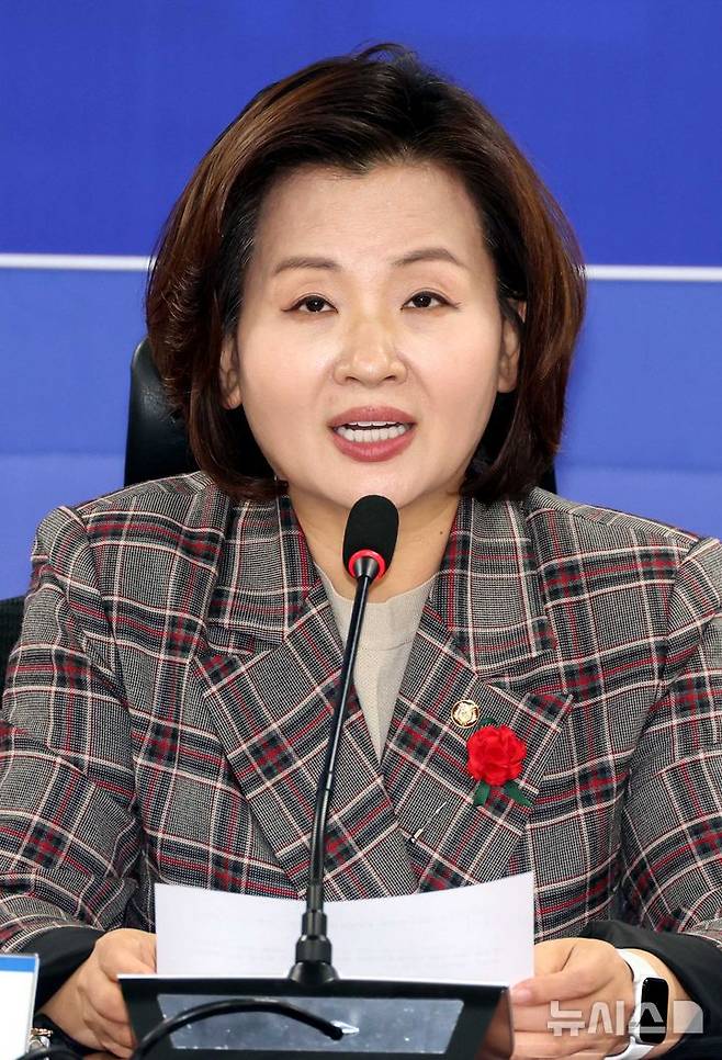 [서울=뉴시스] 조성봉 기자 = 이수진 더불어민주당 산모신생아 응급진료체계 개선 TF단장이 지난 8일 오후 서울 여의도 국회 의원회관에서 열린 응급진료체계 개선 TF 당정회의에서 발언을 하고 있다. 이날 당정회의에서는 충북 청주 태아 사망사건 관련 보건복지부 보고 및 향후 TF활동 계획이 논의될 예정이다. 2026.05.08. suncho21@newsis.com