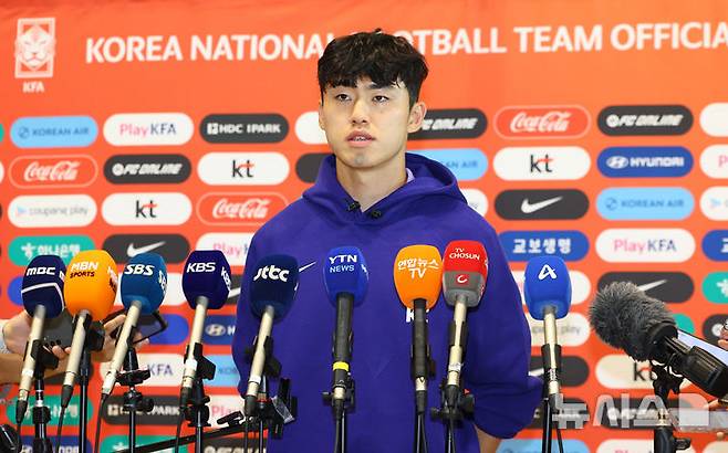 [인천공항=뉴시스] 황준선 기자 = 2026 북중미 월드컵에 출전하는 대한민국 축구 국가대표팀 이기혁이 18일 오후 인천국제공항 2터미널을 통해 출국하며 취재진과 인터뷰 하고 있다. 2026.05.18. hwang@newsis.com