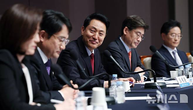 [서울=뉴시스] 전신 기자 = 오세훈 국민의힘 서울시장 후보가 20일 서울 중구 프레스센터에서 열린 관훈토론회에서 패널 질의를 듣고 있다. 2026.05.20. photo1006@newsis.com
