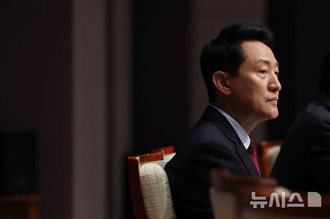 [서울=뉴시스] 전신 기자 = 오세훈 국민의힘 서울시장 후보가 20일 서울 중구 프레스센터에서 열린 관훈토론회에서 사회자 발언을 듣고 있다. 2026.05.20. photo1006@newsis.com