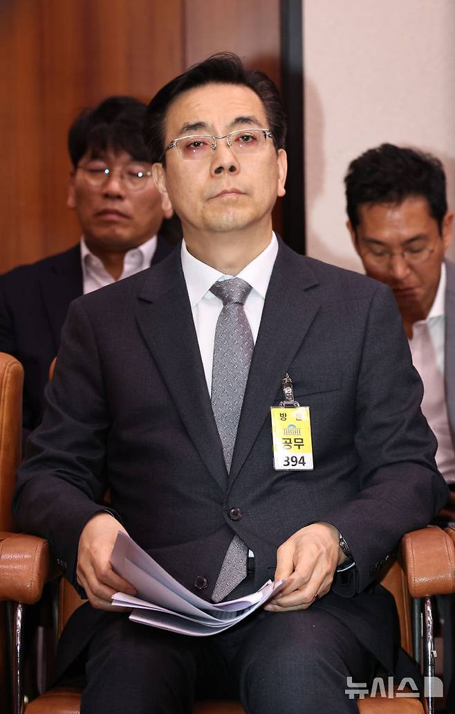 [서울=뉴시스] 김금보 기자 = 이한우 현대건설 대표이사 부사장이 20일 오전 서울 여의도 국회 국토교통위원회에서 열린 GTX 삼성역 철근누락 관련 긴급현안질의에 출석해 있다. 2026.05.20. kgb@newsis.com