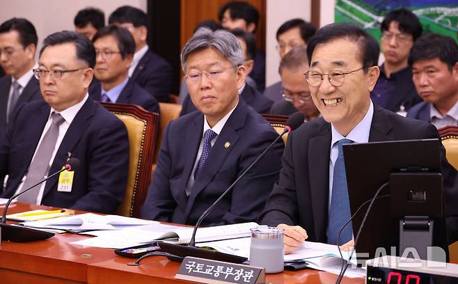 [서울=뉴시스] 조성봉 기자 = 김윤덕 국토교통부 장관이 20일 오전 서울 여의도 국회에서 열린 국토교통위원회 전체회의에서 의원 질의에 헛움을 짓고 있다.  2026.05.20. suncho21@newsis.com