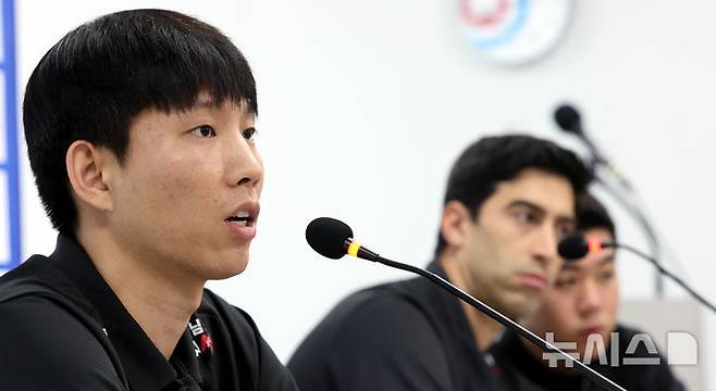 [서울=뉴시스] 박주성 기자 = 황택의 한국 남자배구 국가대표팀 주장이 20일 오후 서울 송파구 올림픽회관 신관에서 열린 2026 한국 배구 국가대표팀 기자회견에서 취재진 질문에 답하고 있다. 2026.05.20. park7691@newsis.com