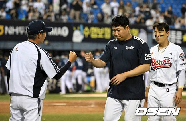 [OSEN=잠실, 이대선 기자] 19일 서울 잠실야구장에서 2026 신한 SOL KBO리그 두산 베어스와 NC 다이노스의 경기가 열렸다.이날 두산은 최민석, NC는 테일러를 선발로 내세웠다.경기 종료 후 두산 양의지, 손아섭이 김원형 감독과 승리의 기쁨을 나누고 있다. 2026.05.19 /sunday@osen.co.kr