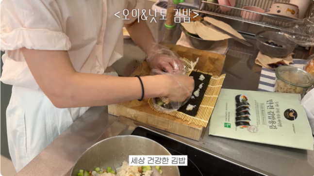 배우 윤승아는 최근 오이를 통째로 활용한 ‘오이 김밥’을 소개해 화제를 모았다. 유튜브 채널 ‘승아로운’ 영상 캡처