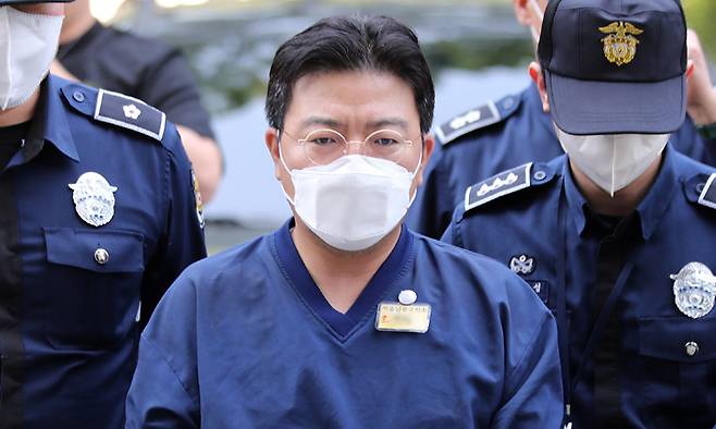 소시에테제네랄(SG)증권발 폭락 사태와 관련해 주가조작을 주도한 의혹을 받는 라덕연 투자자문업체 대표가 지난 2023년 5월 11일 서울 양천구 서울남부지방법원에서 열리는 구속 전 피의자심문(영장실질심사)에 출석하는 모습. 뉴스1