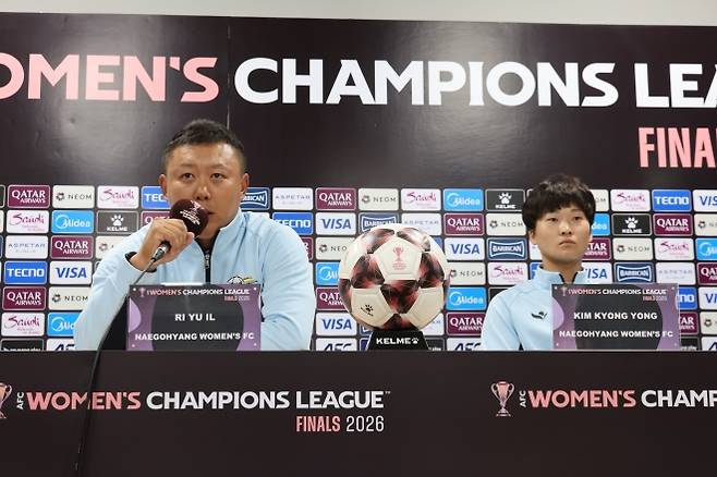 리유일(왼쪽) 북한 내고향여자축구단 감독이 19일 경기 수원종합운동장에서 열린 아시아축구연맹(AFC) 여자 챔피언스리그(AWCL) 준결승 기자회견에서 취재진 질문에 답하고 있다. 오른쪽은 주장 김경영. 뉴시스