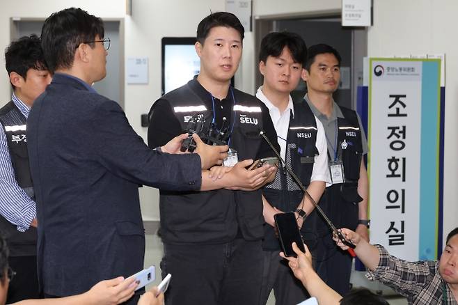 노사협상 결렬...노조, 예정대로 총파업 - 삼성그룹 초기업노동조합 삼성전자지부 최승호 위원장이 총파업 예고시점을 하루 앞둔 20일 정부세종청사 중앙노동위원회에서 열린 3차 사후조정 회의를 마친 뒤 노사협상 결렬 과정을 설명한 뒤 총파업 강행 입장을 밝히고 있다. 2026.5.20 연합뉴스