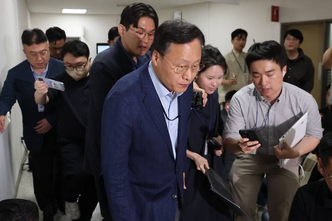 협상장 떠나는 여명구 사측 대표교섭위원 - 삼성전자 사측 대표교섭위원인 여명구 DS(디바이스솔루션·반도체 사업 담당) 피플팀장이 20일 정부세종청사 중앙노동위원회에서 노사협상 결렬에 따른 입장을 밝힌 뒤 협상장을 떠나고 있다. 2026.5.20  연합뉴스