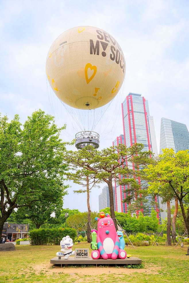 “둥실!” 여의도 하늘로 떠오르고 있는 서울달.                    사진제공 ｜서울관광재단