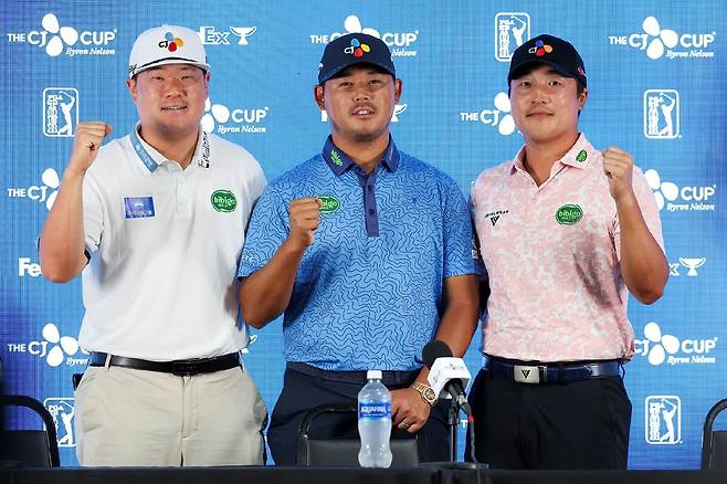 임성재, 김시우, 이경훈(왼쪽부터)이 20일 PGA 투어 더CJ컵 바이런넬슨 개막을 앞두고 기자회견을 한 뒤 선전을 다짐하는 포즈를 취하고 있다. 대회조직위 제공