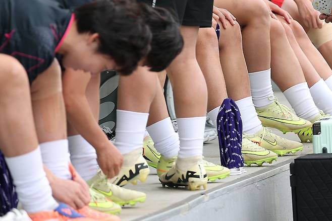 아시아축구연맹(AFC) 여자 챔피언스리그(AWCL) 4강 토너먼트에 출전하는 내고향여자축구단 선수들이 19일 수원 팔달구 수원월드컵경기장 보조경기장에서 축구화 끈을 묶으며 훈련을 준비하고 있다. 연합뉴스
