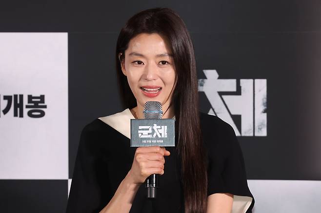 배우 전지현이 20일 서울 용산구 CGV 용산아이파크몰에서 열린 영화 ‘군체’ 언론시사회 및 기자간담회에서 인사말을 하고 있다. 사진제공|연합뉴스