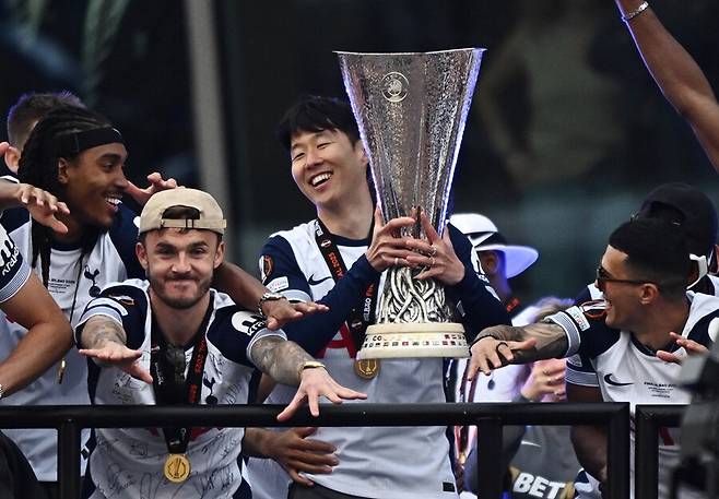 ▲ 토트넘은 23일 스페인 빌바오에서 열린 2024-25 유럽축구연맹(UEFA) 유로파리그 결승전에서 토트넘은 맨체스터 유나이티드를 1-0으로 꺾고 우승을 차지했다. 손흥민은 발 부상에도 불구하고 후반 교체 투입되어 팀의 공격을 이끌었고, 경기 종료 후 정중앙에서 트로피를 들어 올리는 장면의 주인공이 됐다. ⓒ연합뉴스/REUTERS