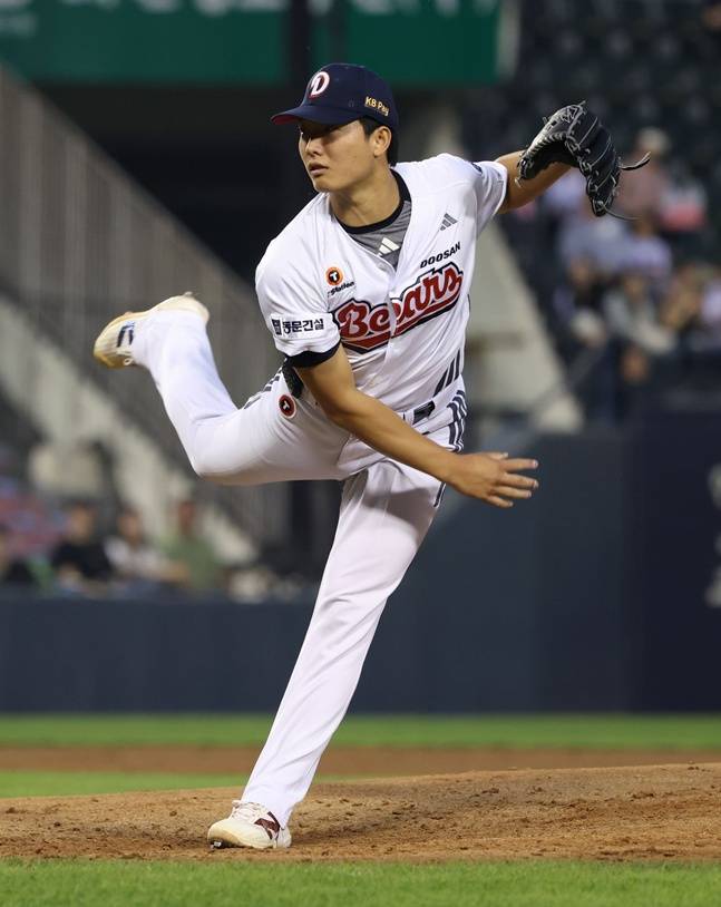 두산 베어스 투수 최민석이 19일 서울 잠실야구장에서 열린 NC 다이노스와 2026 신한 SOL KBO리그 홈경기에 선발 등판해 역투하고 있다. /사진=두산 베어스 제공