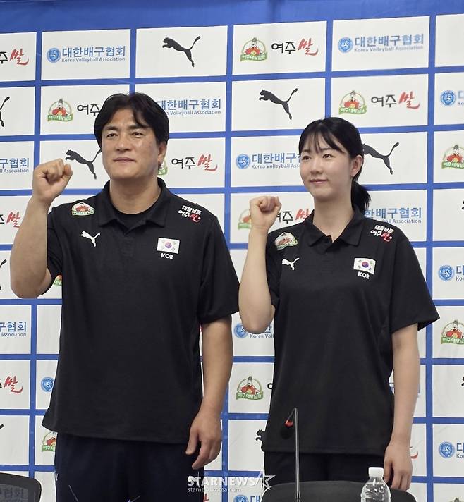 20일 서울 송파구 올림픽회관에서 열린 2026 한국 남·여 배구대표팀 감독 기자회견에 참석한 차상현(왼쪽) 여자대표팀 감독과 주장 강소휘. /사진=김명석 기자