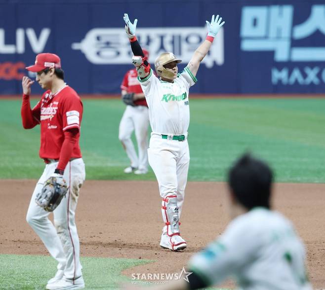2026 신한 SOL KBO리그 키움 히어로즈 대 SSG 랜더스 경기가 20일 서울 고척스카이돔에서 열렸다.  키움 김웅빈이 9회말 2사 1,2루에서 끝내기 안타를 날린 후 환호하고 있다. /사진=김진경 kim.jinkyung@