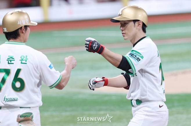 2026 신한 SOL KBO리그 키움 히어로즈 대 SSG 랜더스 경기가 20일 서울 고척스카이돔에서 열렸다.  키움 서건창이 5회말 무사에서 중전 안타를 날리고 출루한 후 김준완 코치의 환영을 박고 있다. /사진=김진경 kim.jinkyung@
