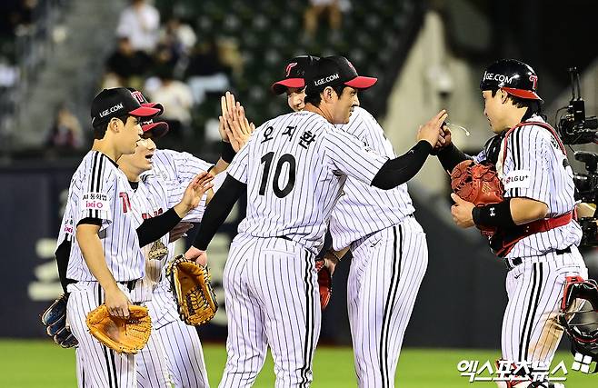 13일 오후 서울 송파구 잠실야구장에서 열린 '2026 신한 SOL Bank KBO리그' 삼성 라이온즈와 LG 트윈스의 경기, LG가 선발투수 톨허스트의 6이닝 1실점 호투와 박해민의 호수비에 힘입어 5:3의 스코어로 승리하며 3연패에서 탈출했다.  경기 종료 후 LG 손주영이 동료들과 승리의 기쁨을 나누고 있다. 엑스포츠뉴스 DB