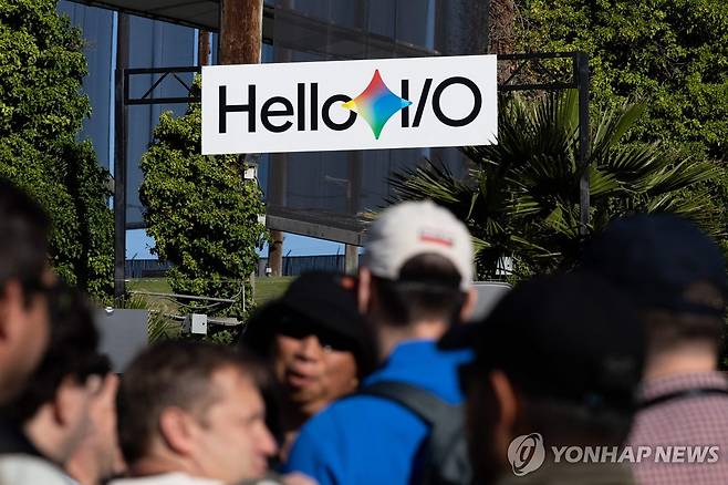구글 I/O 개막 19일(현지시간) 구글의 연례 개발자 회의 '구글 I/O' 행사장인 미국 캘리포니아주 마운틴뷰 쇼라인 앰피시어터 입구에 참석자들이 줄을 서 있다. [Getty Images via AFP=연합뉴스]