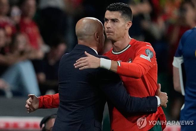 로베르토 마르티네스  감독과 포옹하는 크리스티아누 호날두 [AP=연합뉴스 자료사진]