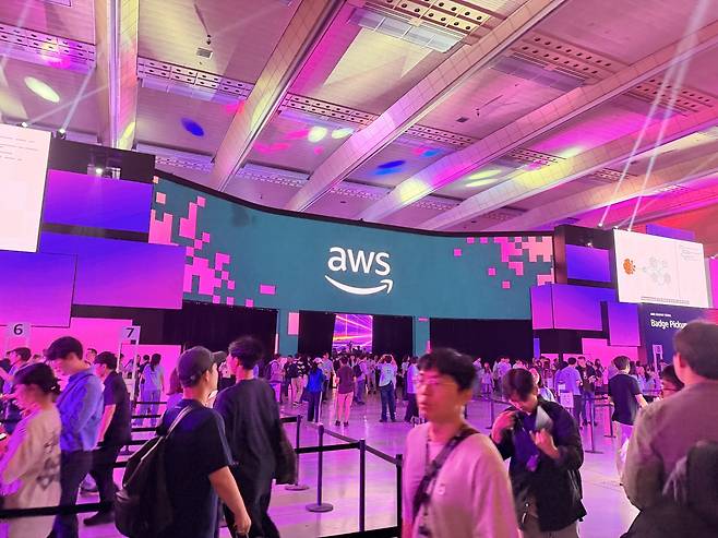 AWS 서밋 서울 2026 20일 서울 코엑스 'AWS 서밋 서울 2026' 행사에서 관람객들이 오가고 있다. [권하영 촬영]