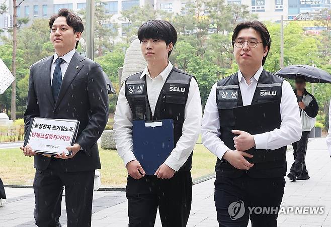 법원 들어서는 삼성전자 직원 권리 회복 법률대응연대 (수원=연합뉴스) 홍기원 기자 = 20일 경기도 수원시 영통구 수원지방법원에서 삼성전자 직원 권리 회복 법률대응연대 관계자들이 기자회견을 하고 있다.
수원지방법원은 이날 오전 법률대응연대가 초기업노조를 상대로 교섭 중단을 요구하며 지난 15일 낸 가처분 신청의 첫 심문 기일을 연다. 2026.5.20 xanadu@yna.co.kr
