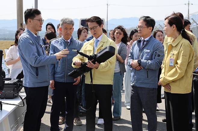 휴대용 재머 살펴보는 최원호 원안위원장 [원자력안전위원회 제공. 재판매 및 DB금지]