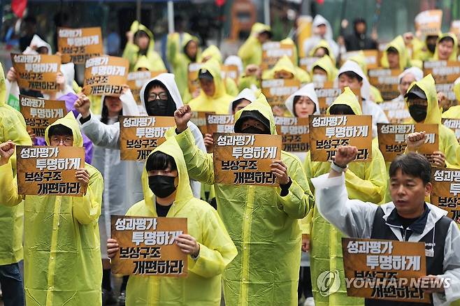 카카오노조, 임단협 승리 결의대회 (성남=연합뉴스) 서대연 기자 = 전국화학섬유식품산업노동조합 카카오지회(카카오 노조) 조합원들이 20일 경기도 성남시 판교역 광장에서 '2026 임단협 승리 결의대회'를 열고 있다. 2026.5.20 dwise@yna.co.kr
