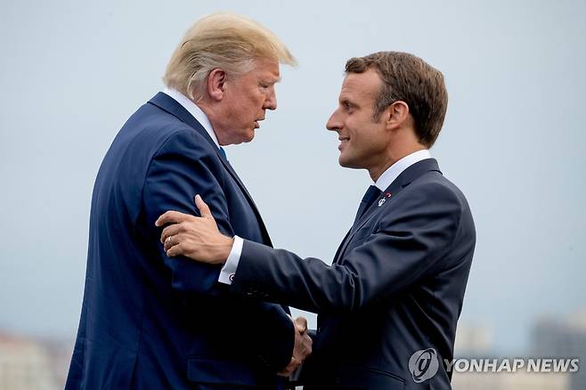 도널드 트럼프 미국 대통령(좌측)과 에마뉘엘 마크롱 프랑스 대통령(우측) [AP=연합뉴스. 재판매 및 DB 금지]