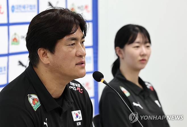 질문에 답변하는 차상현 여자배구 국가대표팀 감독 (서울=연합뉴스) 김주형 기자 = 차상현 여자배구 대표팀 감독이 20일 서울 송파구 올림픽회관에서 열린 2026 한국 남녀 배구 국가대표팀 기자회견에서 취재진의 질문에 답변하고 있다. 오른쪽은 여자배구 대표팀 주장인 강소휘 선수. 2026.5.20 kjhpress@yna.co.kr