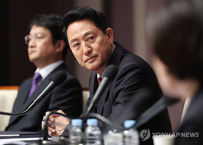 경청하는 오세훈 후보 (서울=연합뉴스) 한종찬 기자 = 국민의힘 오세훈 서울시장 후보가 20일 서울 중구 프레스센터에서 열린 관훈토론회에서 질문을 듣고 있다. 2026.5.20 saba@yna.co.kr