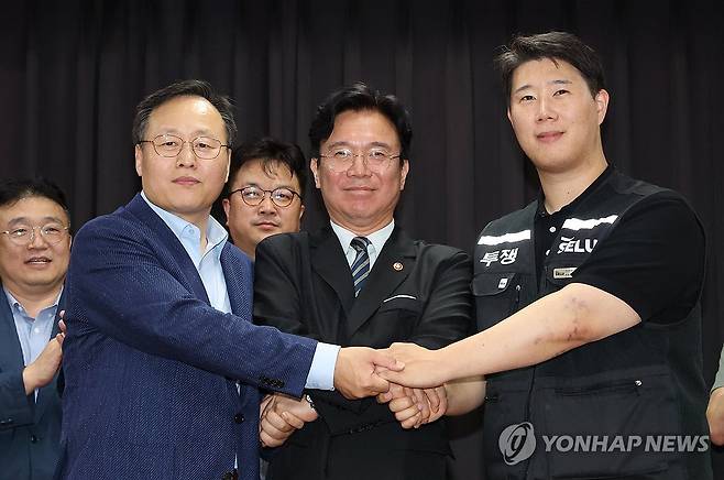 손 맞잡은 노사정 (수원=연합뉴스) 홍기원 기자 = 20일 경기도 수원시 장안구 경기고용노동청에서 열린 삼성전자 임금협상을 마친 후 여명구 삼성전자 DS(디바이스솔루션·반도체 사업 담당) 피플팀장과 최승호 삼성그룹 초기업노동조합 삼성전자지부 위원장이 잠정 합의안에 서명한 후 김영훈 고용노동부 장관과 손을 맞잡고 있다. 2026.5.20 [공동취재] xanadu@yna.co.kr