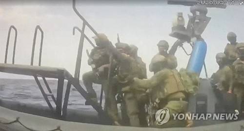 국제구호선박을 저지하고 있는 이스라엘군. 자료사진입니다.  
[로이터=연합뉴스 자료사진. 글로벌 수무드 선단 제공. 재판매 및 DB 금지]