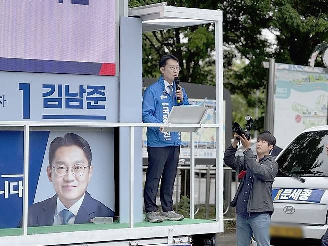 ▲ 더불어민주당 김남준 후보가 21일 인천 계양역 앞 유세차에 올라 첫 선거운동 연설을 하고 있다. 김 후보는 이날 "정치는 국민 삶으로 증명해야 한다"며 민생·실용 정치를 강조했다. /김도엽 수습기자 ypypp@incheonilbo.com