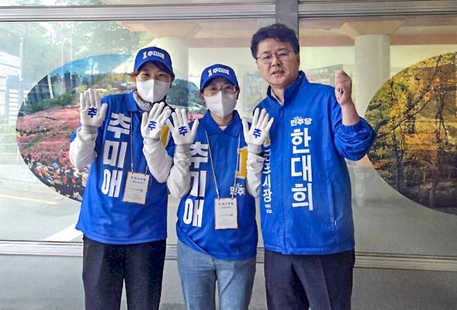 ▲ 지방선거 공식 선거운동 첫날인 21일, 한대희 더불어민주당 군포시장 후보가 유권자에게 보낸 첫 메시지를 통해 "이재명의 행정력으로 대한민국이 다시 전진하고 있다"라며 "한대희의 행정력으로 군포도 변화와 도약의 길로 나아가야 한다"라고 강조했다. 그는 이어 "모든 것이 후퇴하고 멈춰 섰던 시간을 이제는 끝내야 한다"라며 지지를 호소했다. /사진제공=한대희 후보 선거사무소