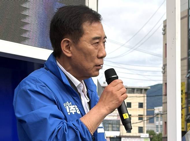 ▲ 공식 선거운동 첫날인 21일 저녁 포천 신읍사거리 광장에서 더불어민주당 박윤국 포천시장 후보가 유세차 단상에 올라 마이크를 잡고 시민들을 향해 지지를 호소하고 있다. 박 후보는 이날 연설에서 전철 7호선 유치 등 과거 재임 시절의 굵직한 인프라 성과를 앞세우며 "검증된 행정 전문가에게 다시 한번 포천의 키를 맡겨 달라"고 목소리를 높였다. /이광덕 기자 kdlee@incheonilbo.com