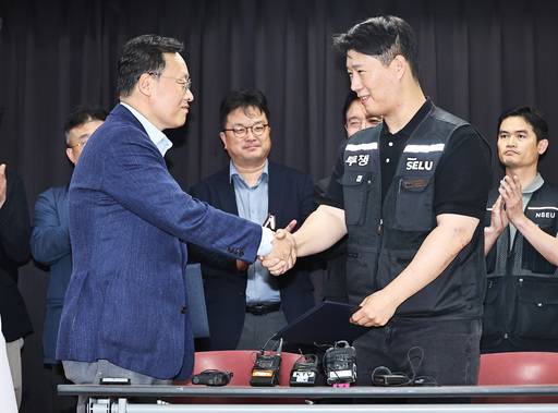 손 맞잡은 삼성전자 노사 (수원=연합뉴스) 홍기원 기자 = 20일 경기도 수원시 장안구 경기고용노동청에서 열린 삼성전자 임금협상을 마친 후 여명구 삼성전자 DS(디바이스솔루션·반도체 사업 담당) 피플팀장과 최승호 삼성그룹 초기업노동조합 삼성전자지부 위원장이 잠정 합의안에 서명한 후 악수하고 있다. 2026.5.20 [공동취재] xanadu@yna.co.kr (끝) <저작권자(c) 연합뉴스, 무단 전재-재배포, AI 학습 및 활용 금지>